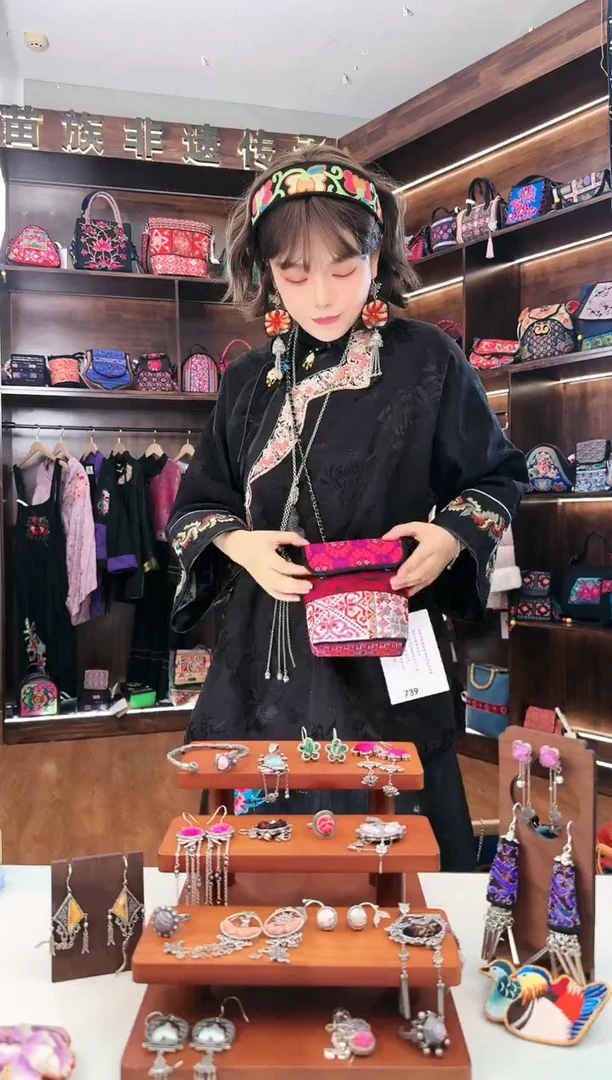 【闪购商品】织绣L28蚩梦苗族古绣