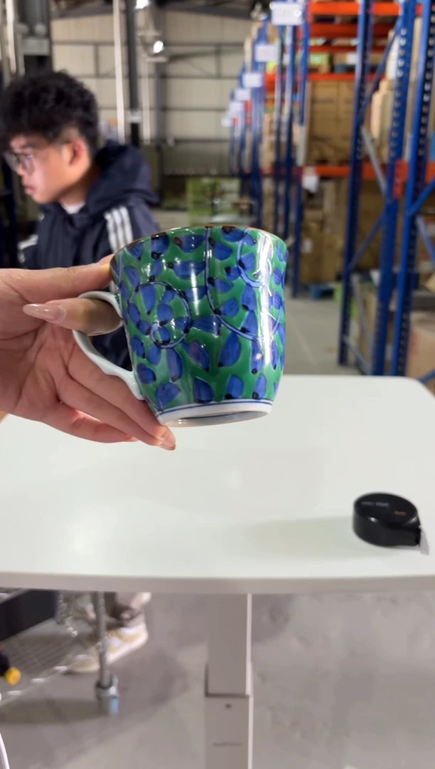 玻璃纸緑濃唐草・； マグカップ