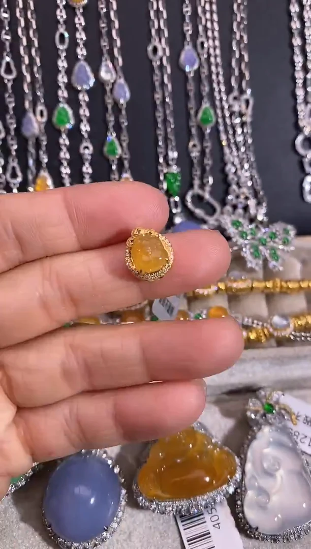 颈饰18K金镶嵌翡翠吊坠