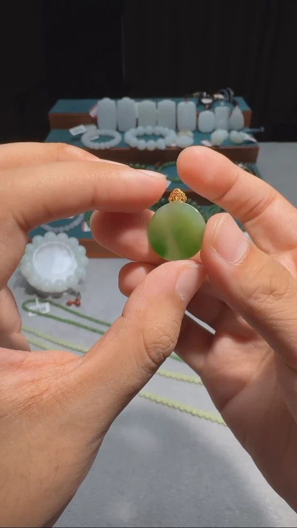 和田玉18K金镶嵌吊坠(不含链)白加绿无事牌