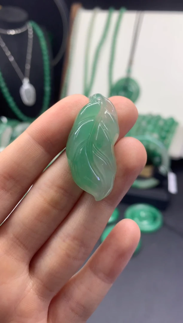 吊坠(不含链)未镶嵌石英质玉（非洲翠）随形金枝玉叶