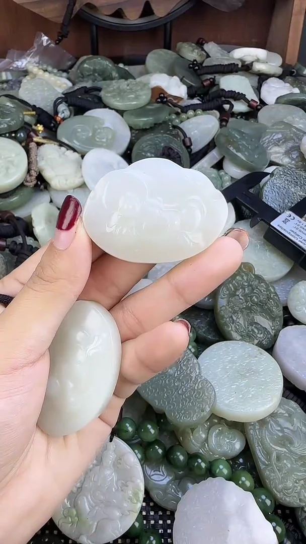 颈饰未镶嵌和田玉1