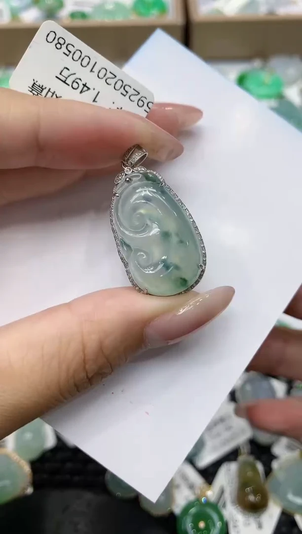 翡翠18K金镶嵌颈饰111111111