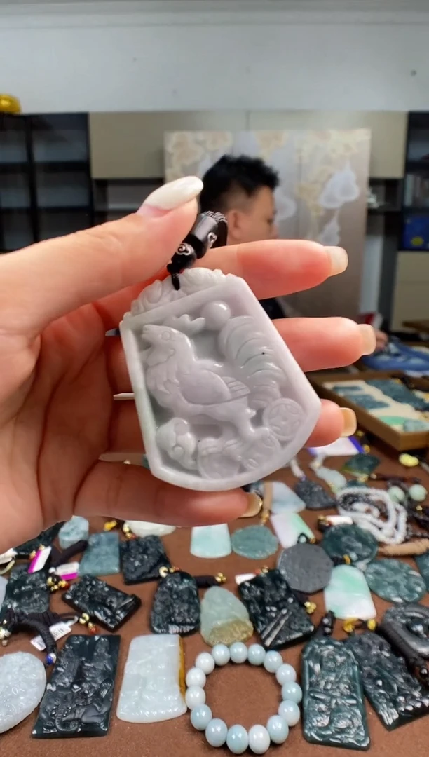 颈饰未镶嵌翡翠 多样性发其一