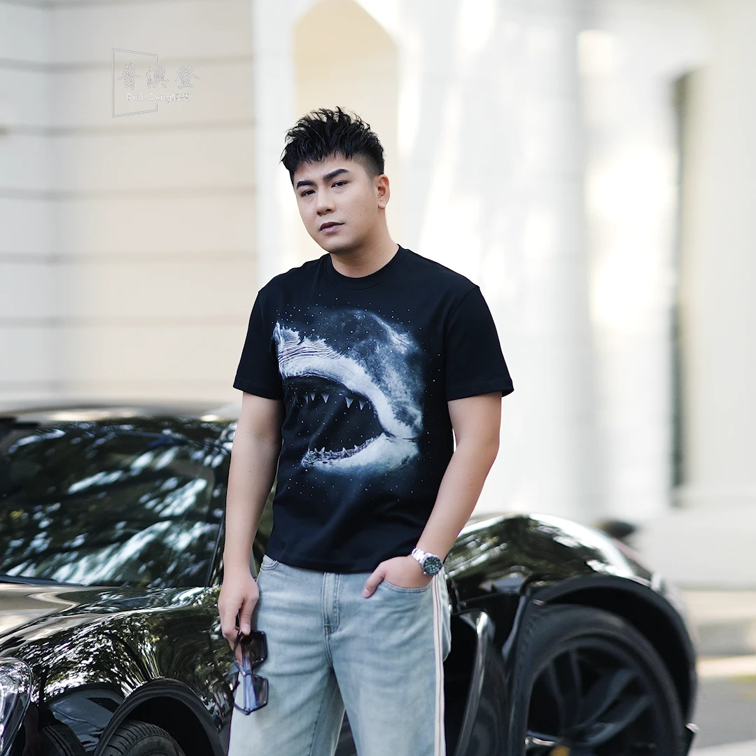 普澳登 夏季新款时尚潮流百搭上衣宽松鲨鱼字母烫钻男士短袖T恤