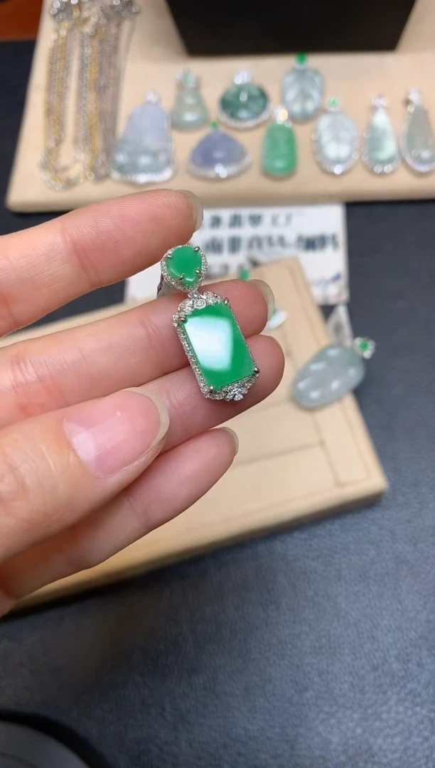 【闪购商品】翡翠颈饰18K金镶嵌无事牌【无服务费