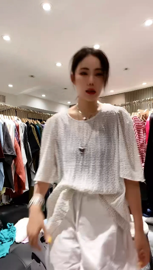 白色的波点上衣衫