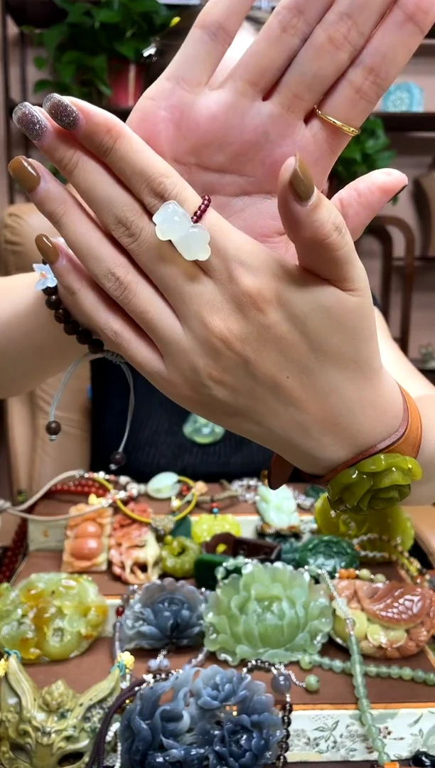 未镶嵌岫玉吊坠多样性发货发其中之一