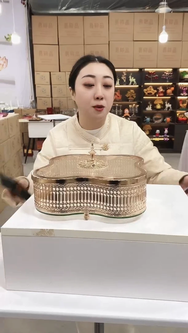 【尾货】大号金色首饰盒一个