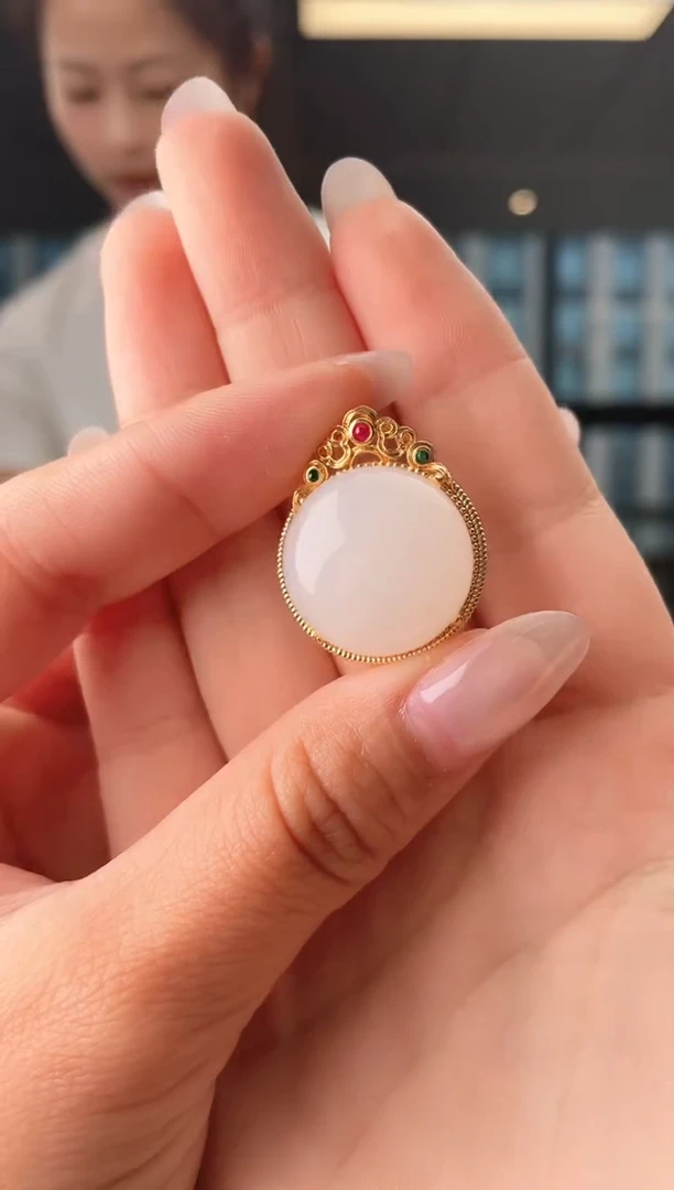 颈饰18K金镶嵌和田玉蛋面吊坠 赠链