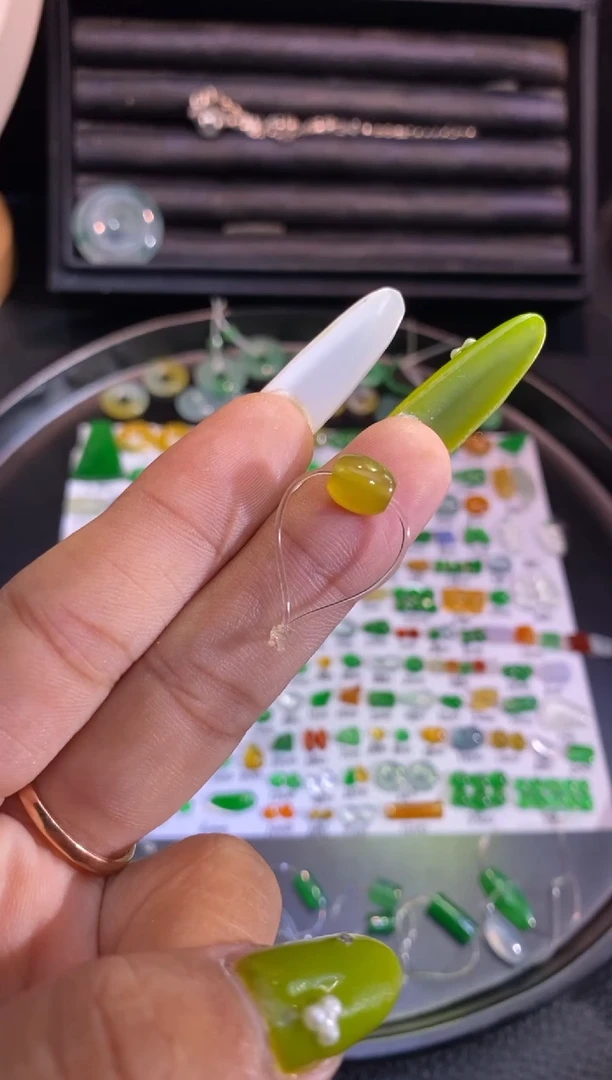 翡翠挂件未镶嵌珠子