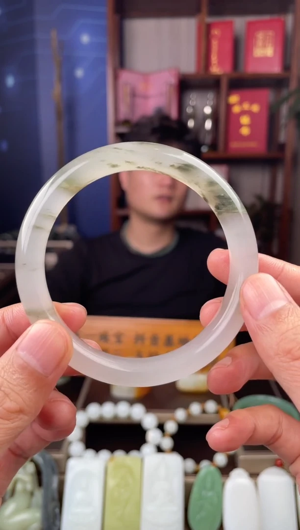 【闪购商品】石英质玉手镯未镶嵌金丝玉