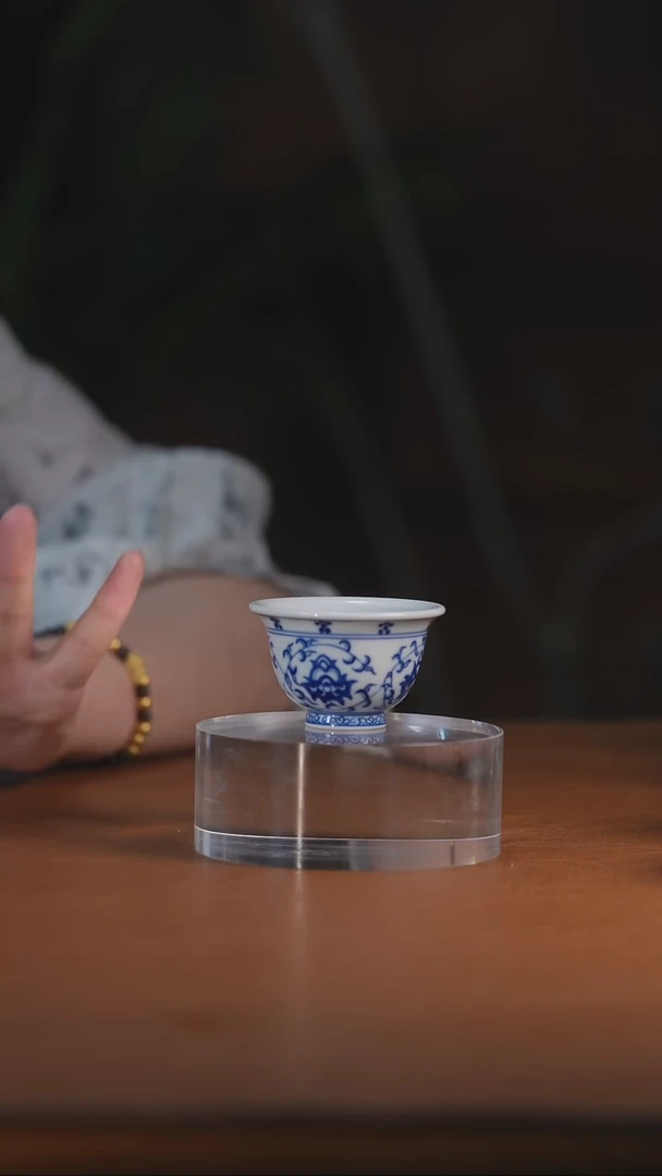 青花缠枝莲小盖碗