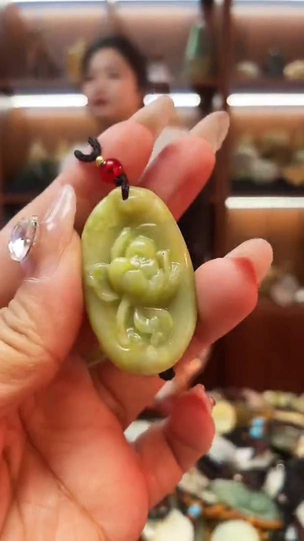 未镶嵌蛇纹石玉吊坠