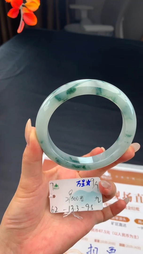 未镶嵌手镯翡翠自带#送人#，联系客服核对地址~