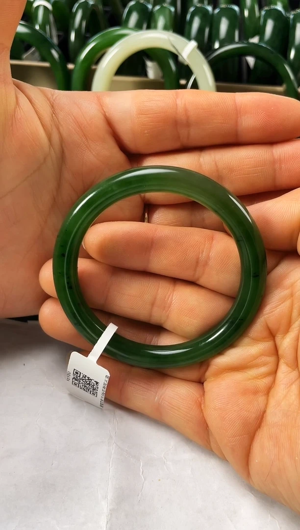 未镶嵌手镯和田玉（碧玉）一**金碧玉手镯