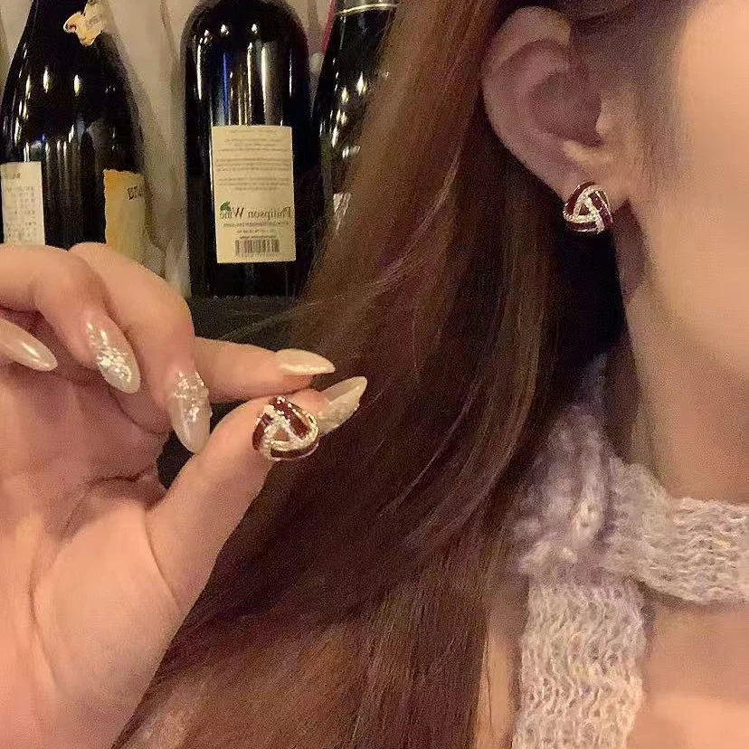 铜合金锆石耳饰 秋冬气质复古闪锆同心结耳环女安可拉红耳针耳饰