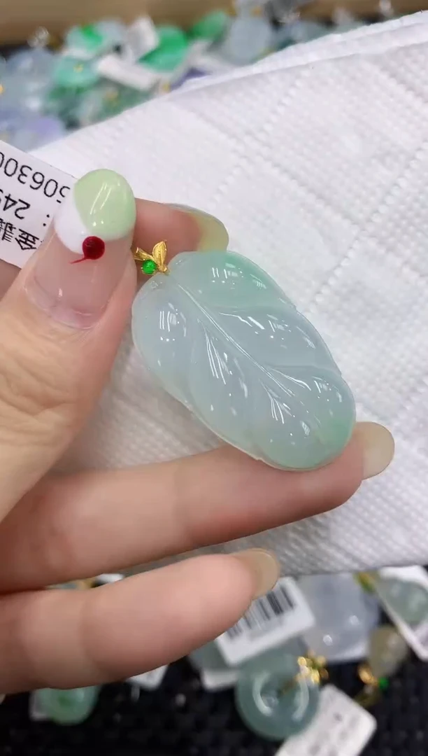 翡翠18K金镶嵌颈饰111111111111