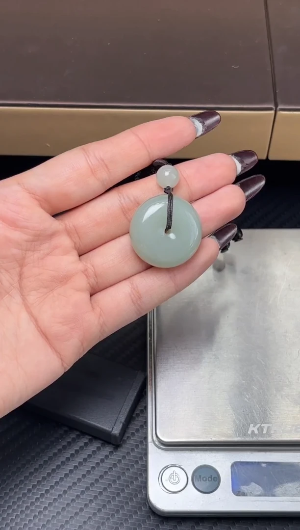 吊坠(赠链)未镶嵌和田玉且末近矿微色差平安扣