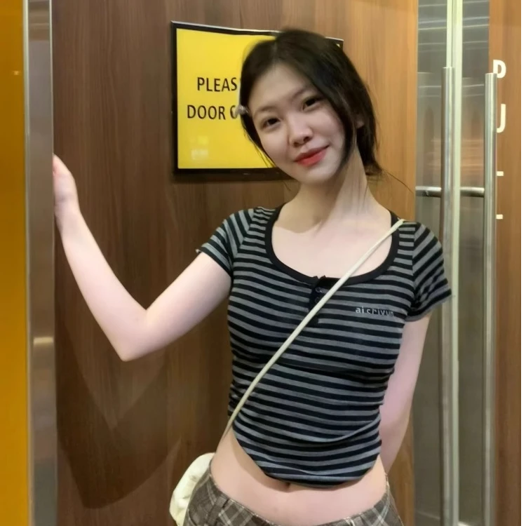 韩系U领纽扣条纹正肩短袖t恤女夏季2025新款修身显瘦短款辣妹上衣