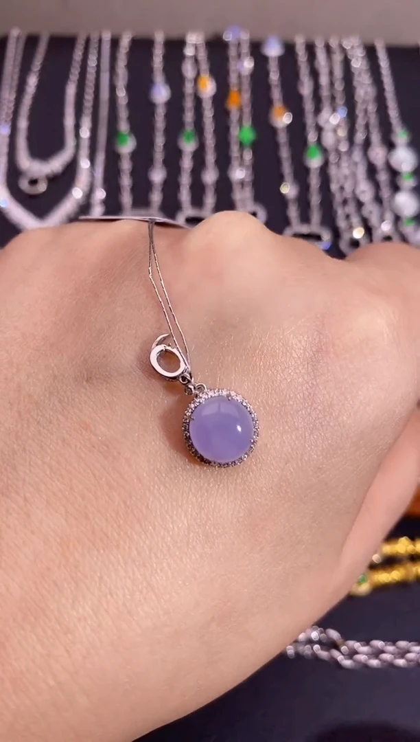 翡翠18K金镶嵌颈饰吊坠