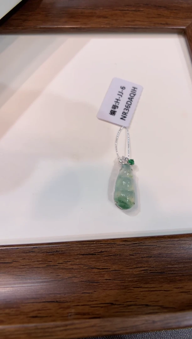 颈饰18K金镶嵌翡翠福豆