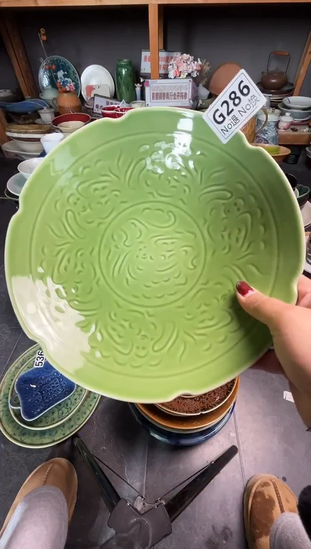 瓷片茱**～g286福利果绿雕刻荷口盘