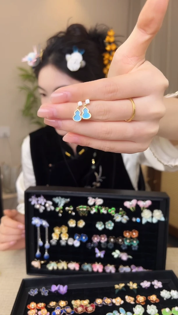 刺绣s****9仿点翠葫芦耳钉