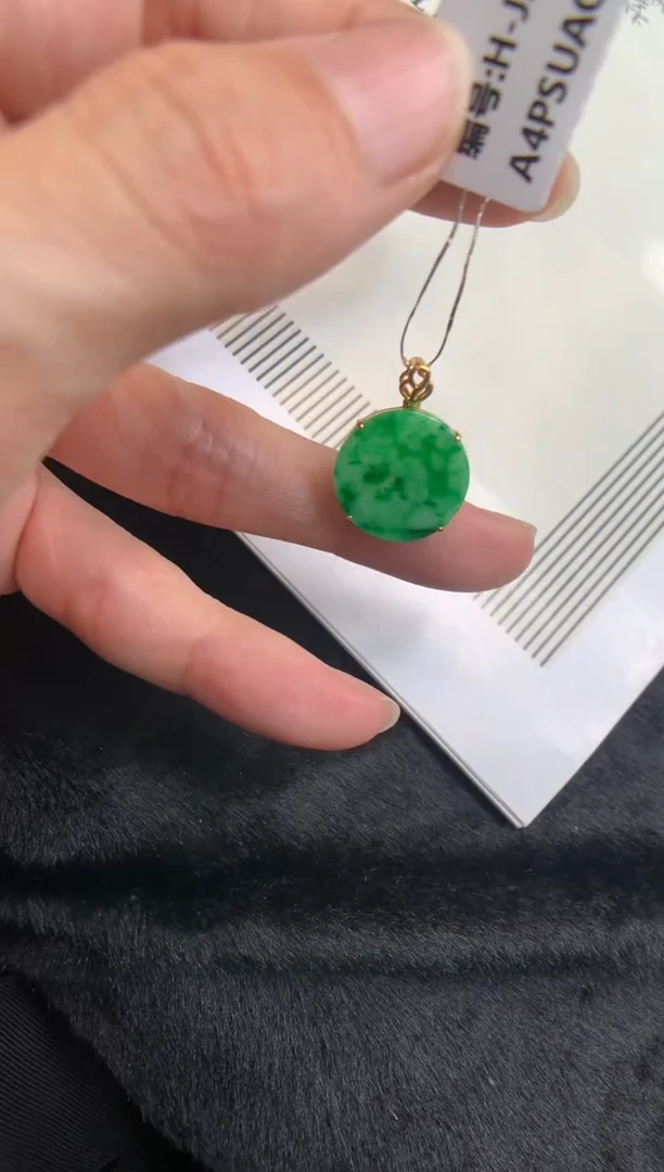 翡翠18K金镶嵌颈饰无事牌