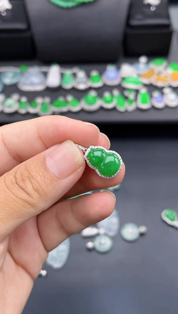 翡翠18K金镶嵌吊坠(不含链)多人