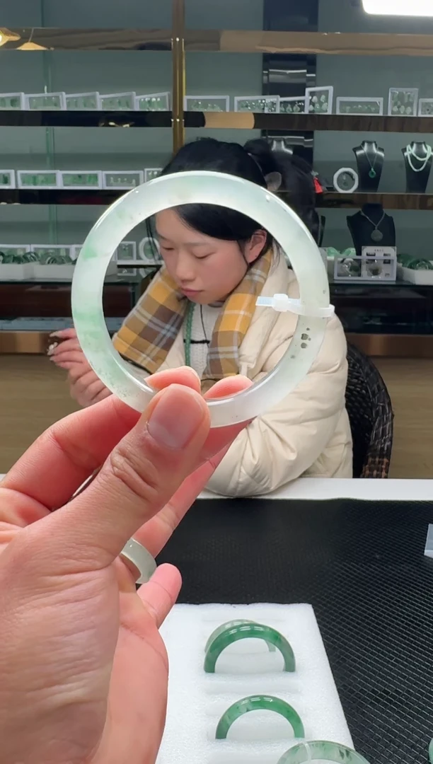 【闪购商品】石英质玉手镯未镶嵌天然冰飘花非洲翠