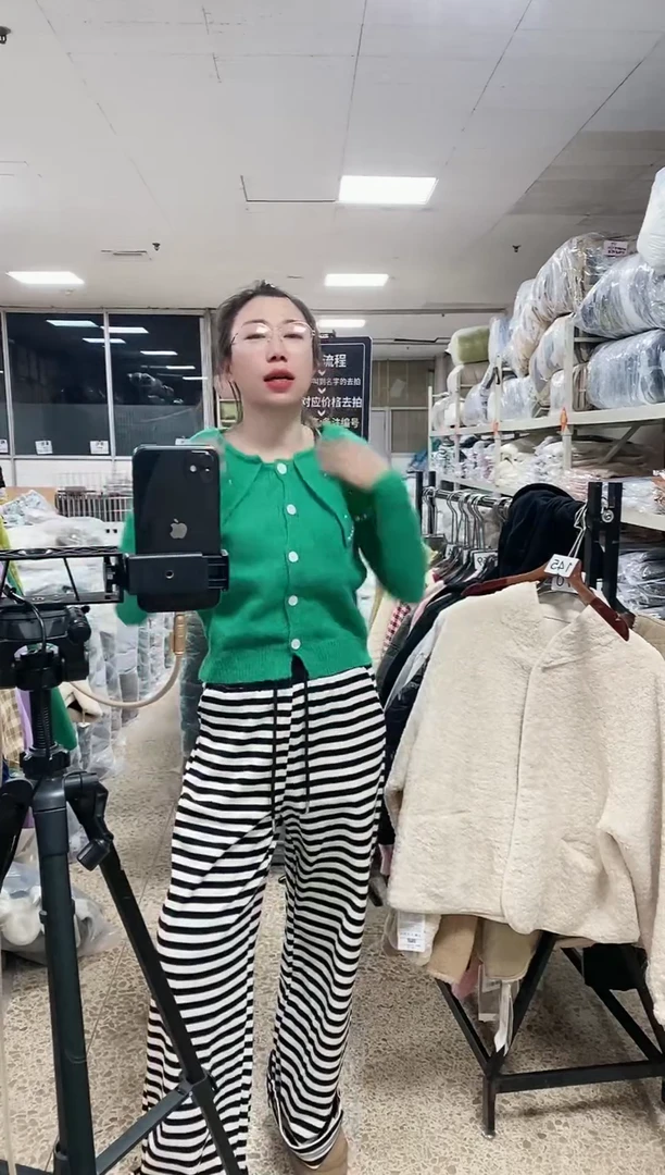 绿色珍珠时尚款毛衣