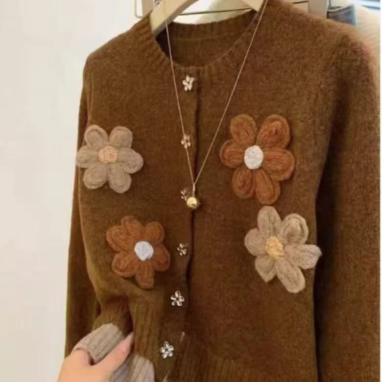设计高级气质手工花朵针织开衫女2025春秋软糯短款灰色毛衣女外套