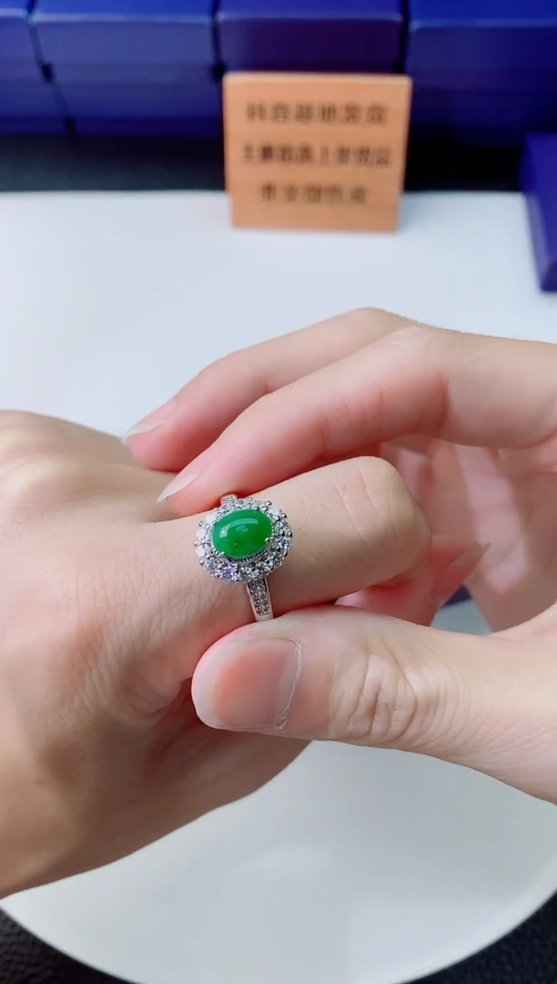 颈饰未镶嵌翡翠    `