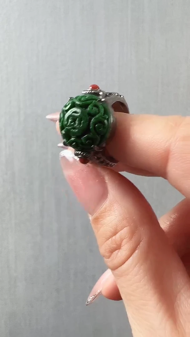 颈饰未镶嵌翡翠戒指