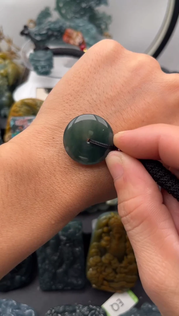 颈饰未镶嵌翡翠平安扣