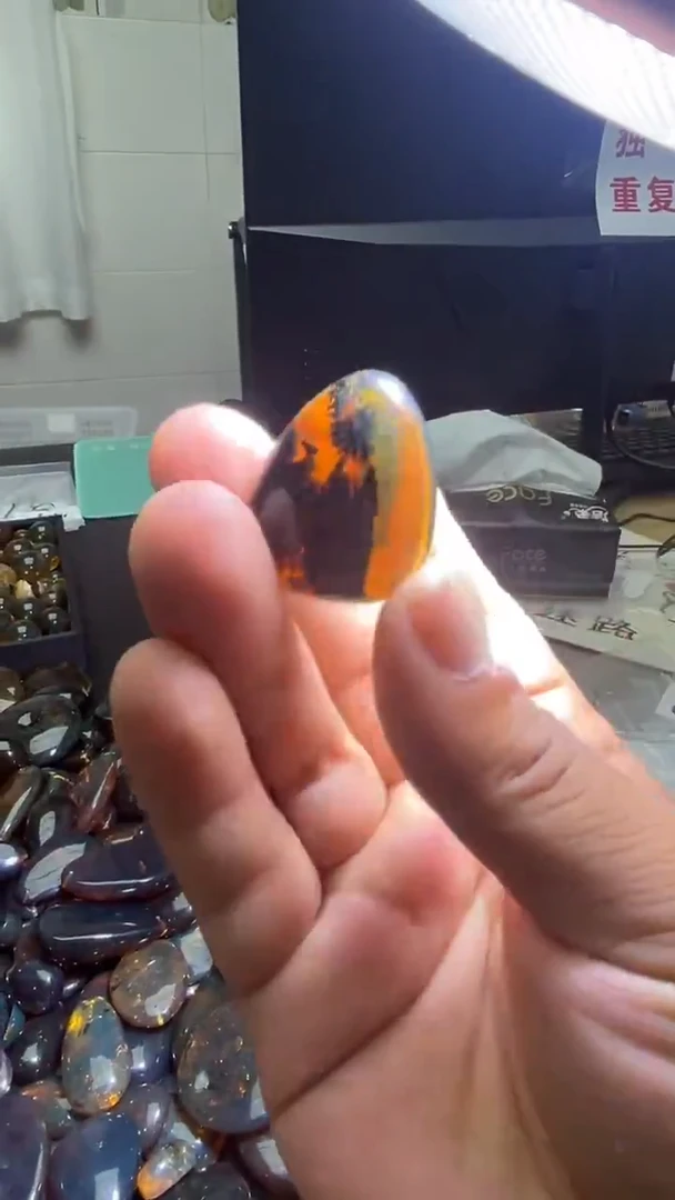 未镶嵌琥珀裸石57