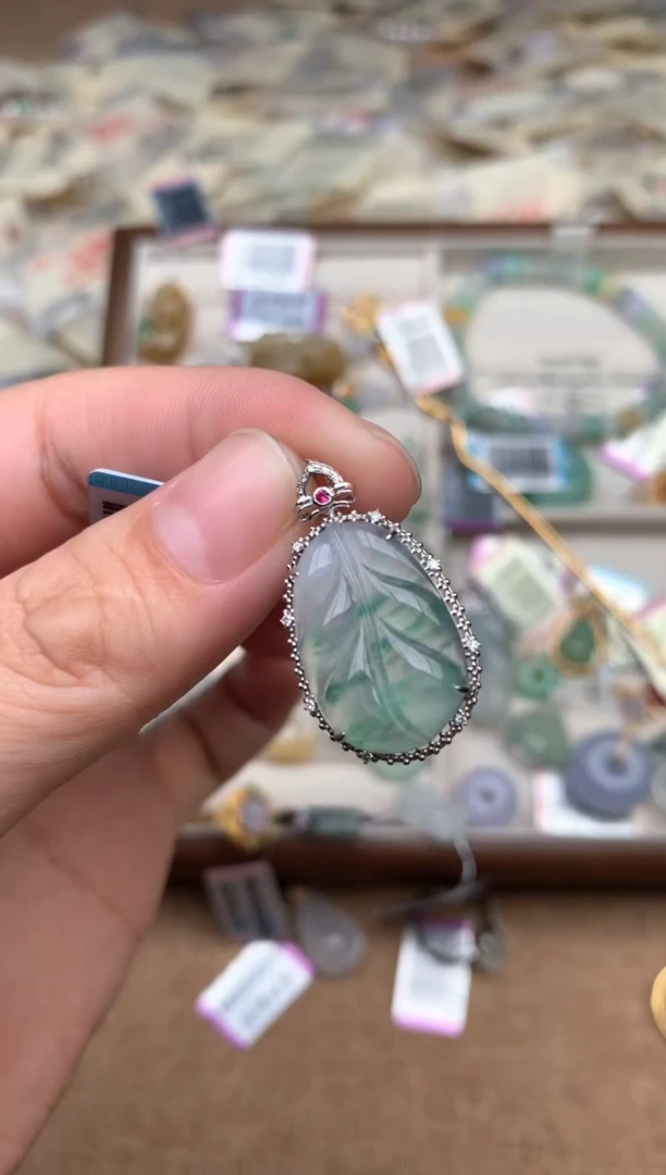 18K金镶嵌挂件翡翠1