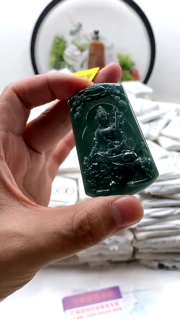 翡翠未镶嵌颈饰文殊