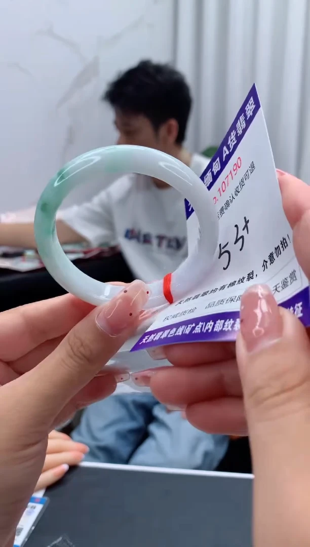未镶嵌手镯翡翠有纹，完美者勿拍