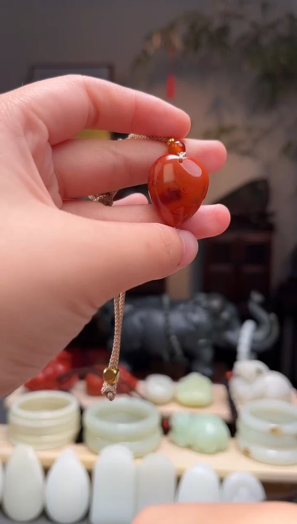 颈饰未镶嵌南红玛瑙吊坠