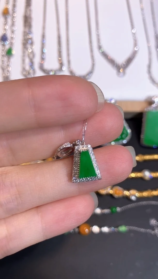 颈饰18K金镶嵌翡翠吊坠