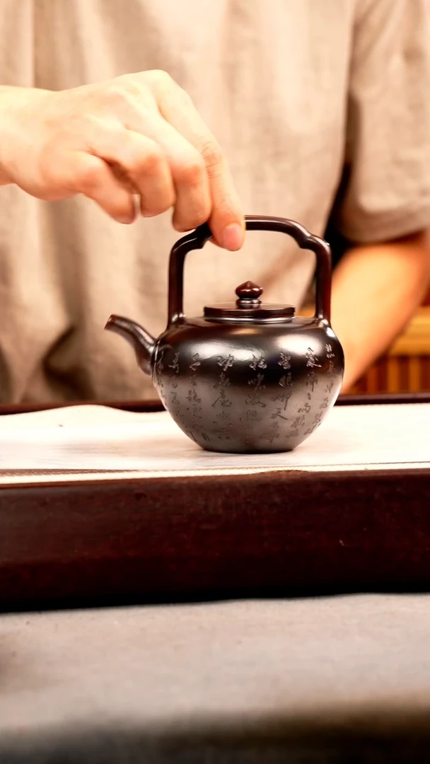 茶壶紫砂古乌泥 吴津提梁 刻绘