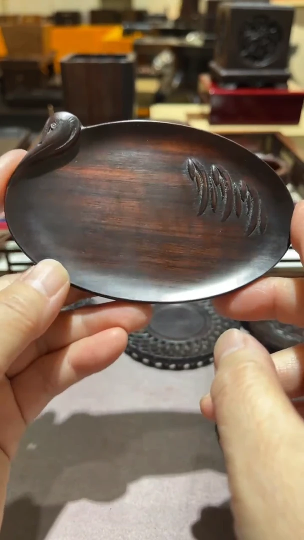 红酸枝木类精品木雕精工细作