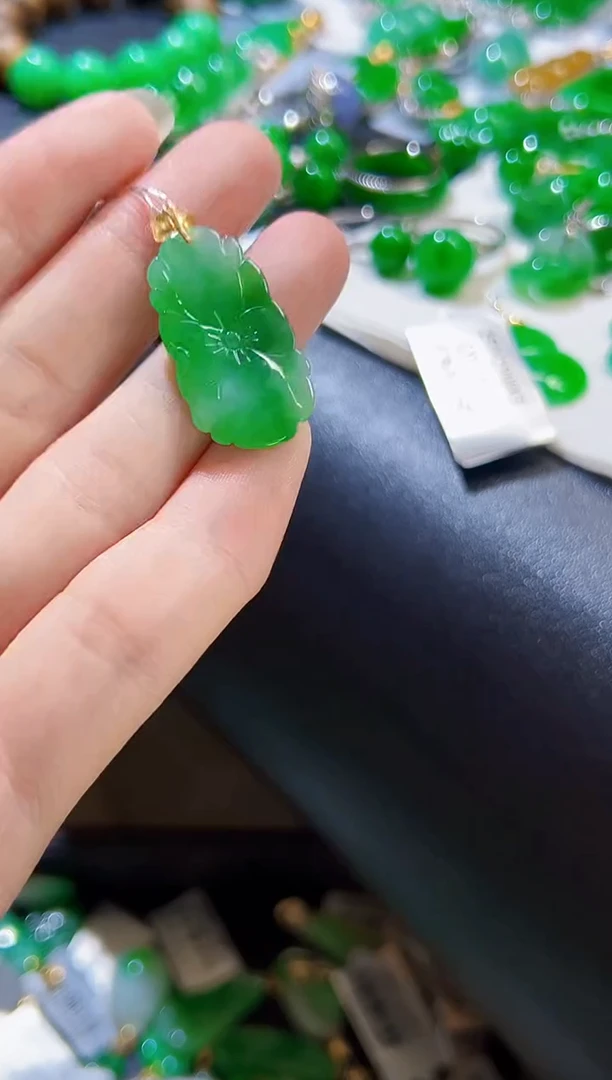 颈饰18K金镶嵌翡翠荷叶