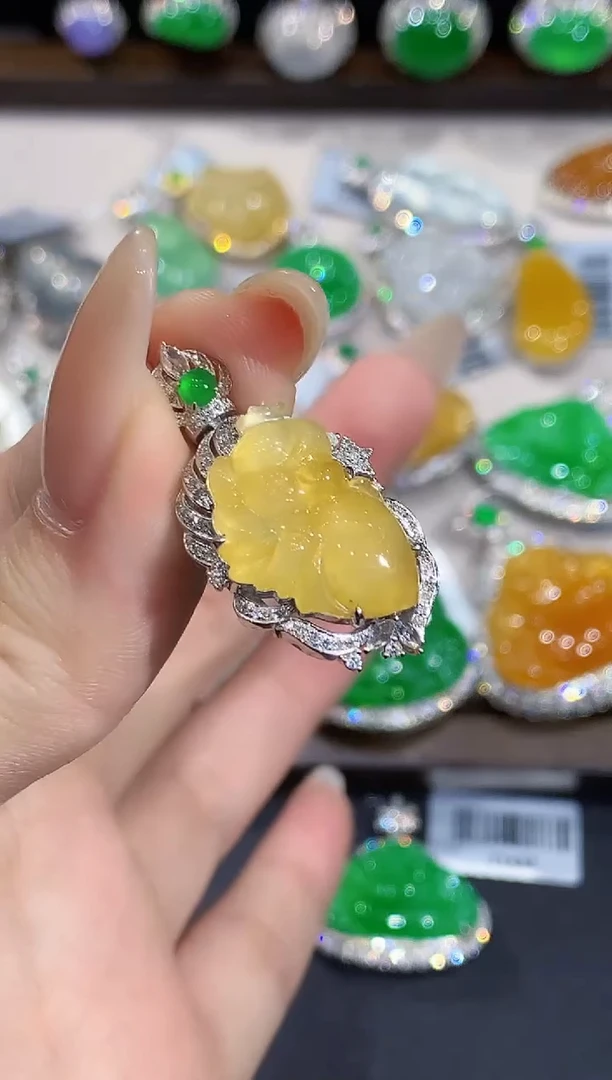 18K金镶嵌戒指翡翠多样性发其一