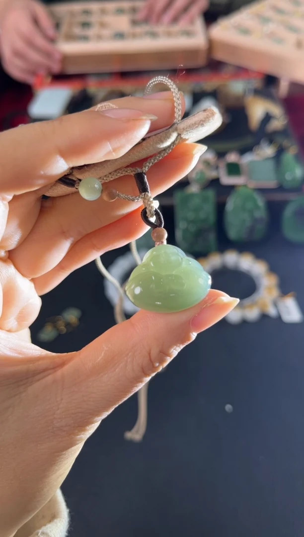 颈饰未镶嵌和田玉吊坠