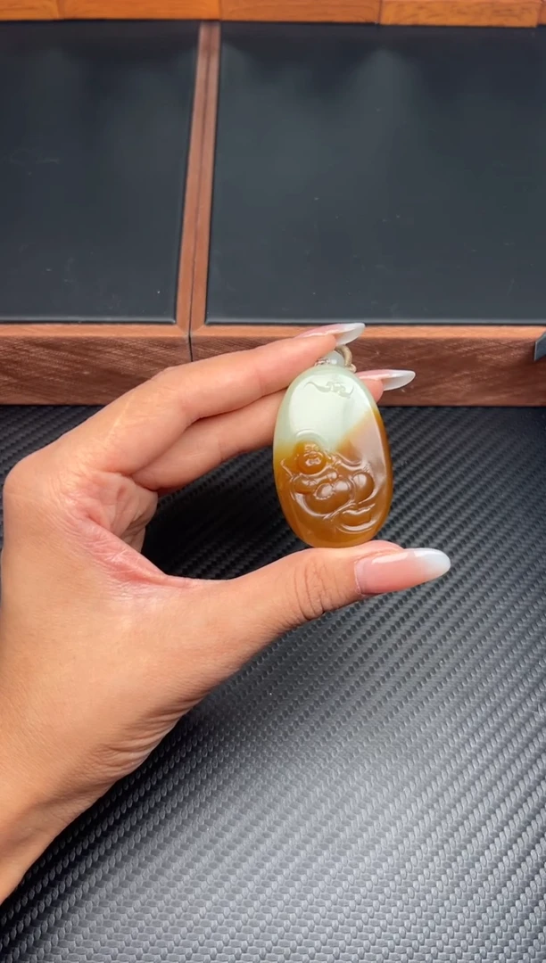吊坠(赠链)未镶嵌和田玉杰*若羌微色差吊坠