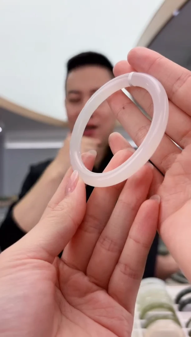 未镶嵌手镯和田玉锦****?圈口56.5mm左右