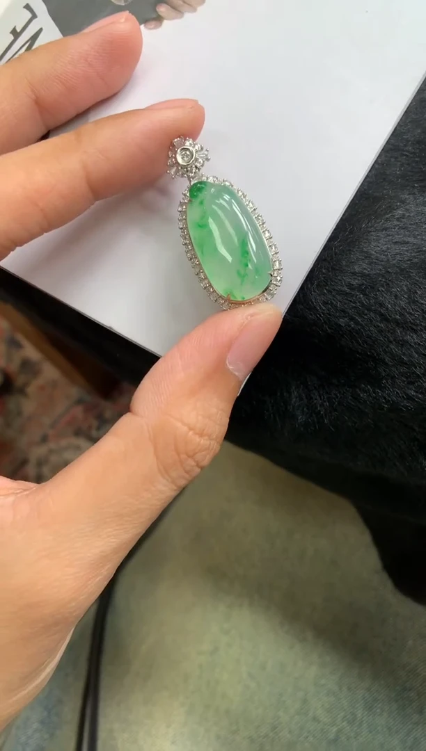 翡翠18K金镶嵌颈饰福瓜